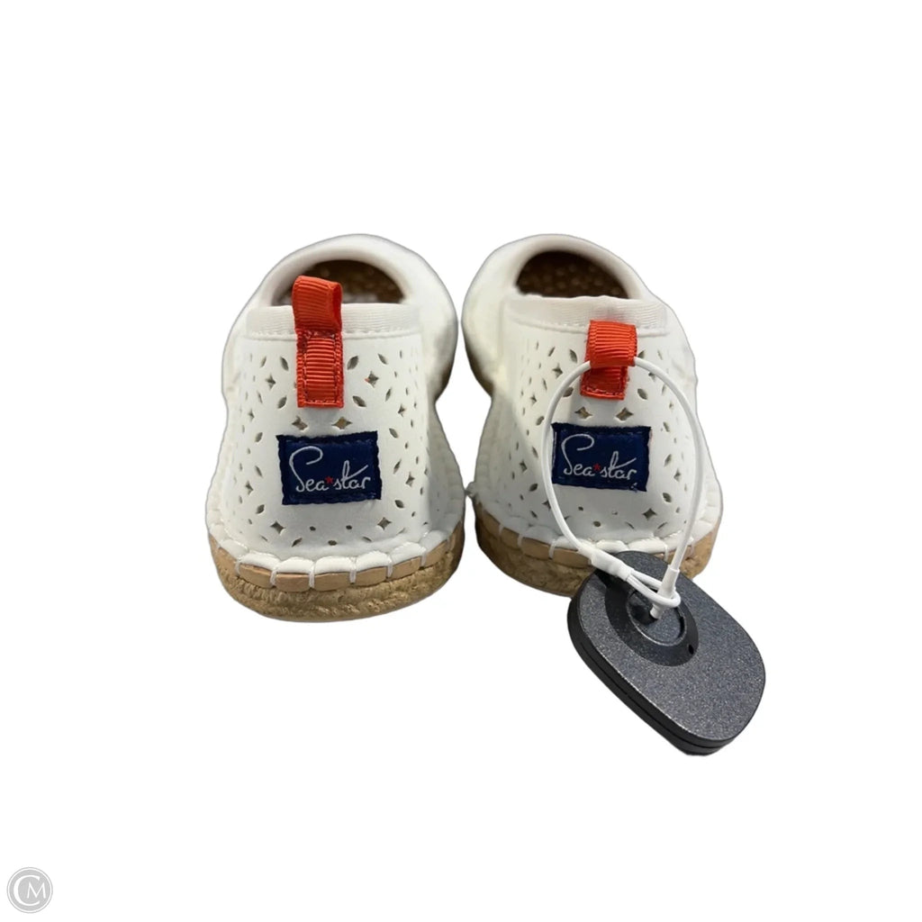 Shoes Flats By Cmb In White, Size: 10