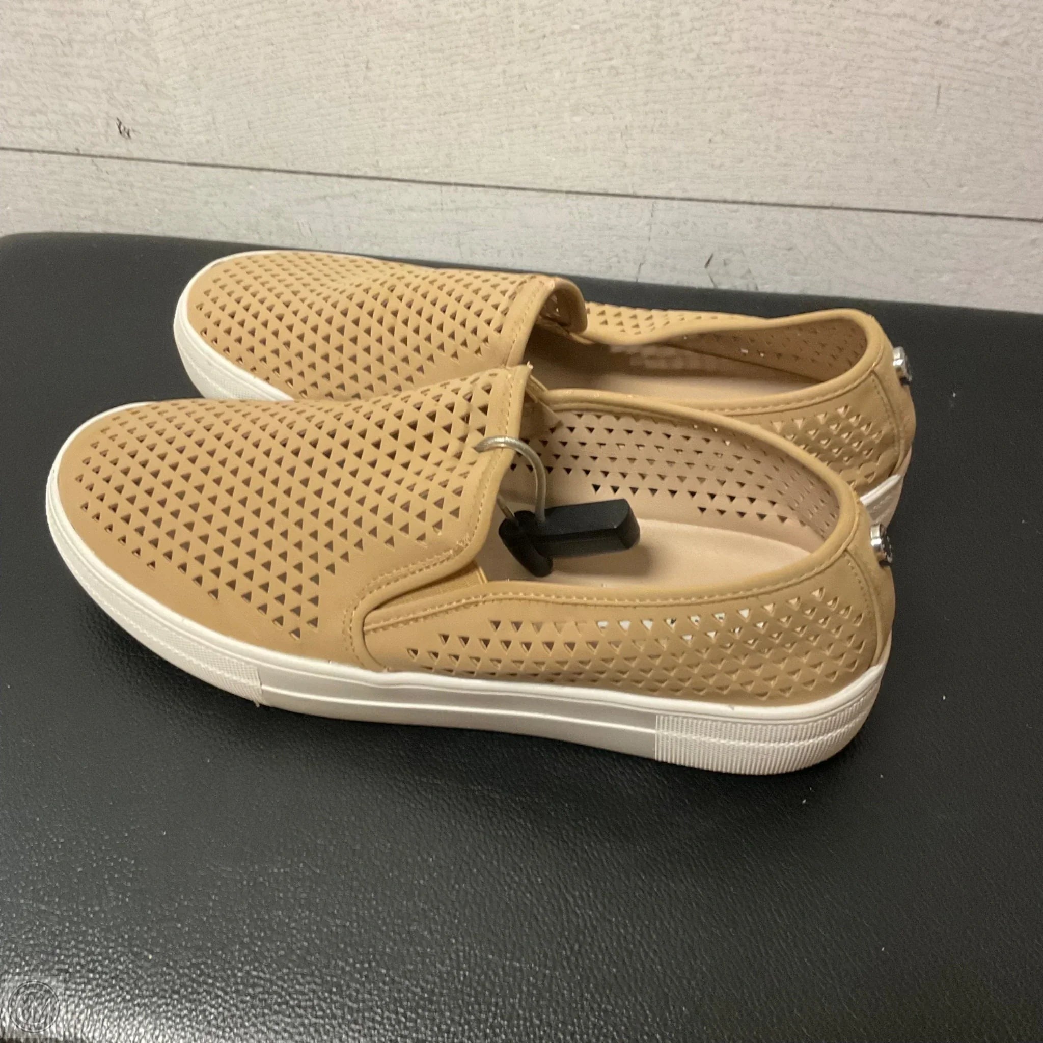 Shoes Flats By Steve Madden In Tan, Size: 10