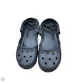 Shoes Flats By Crocs In Black, Size: 6