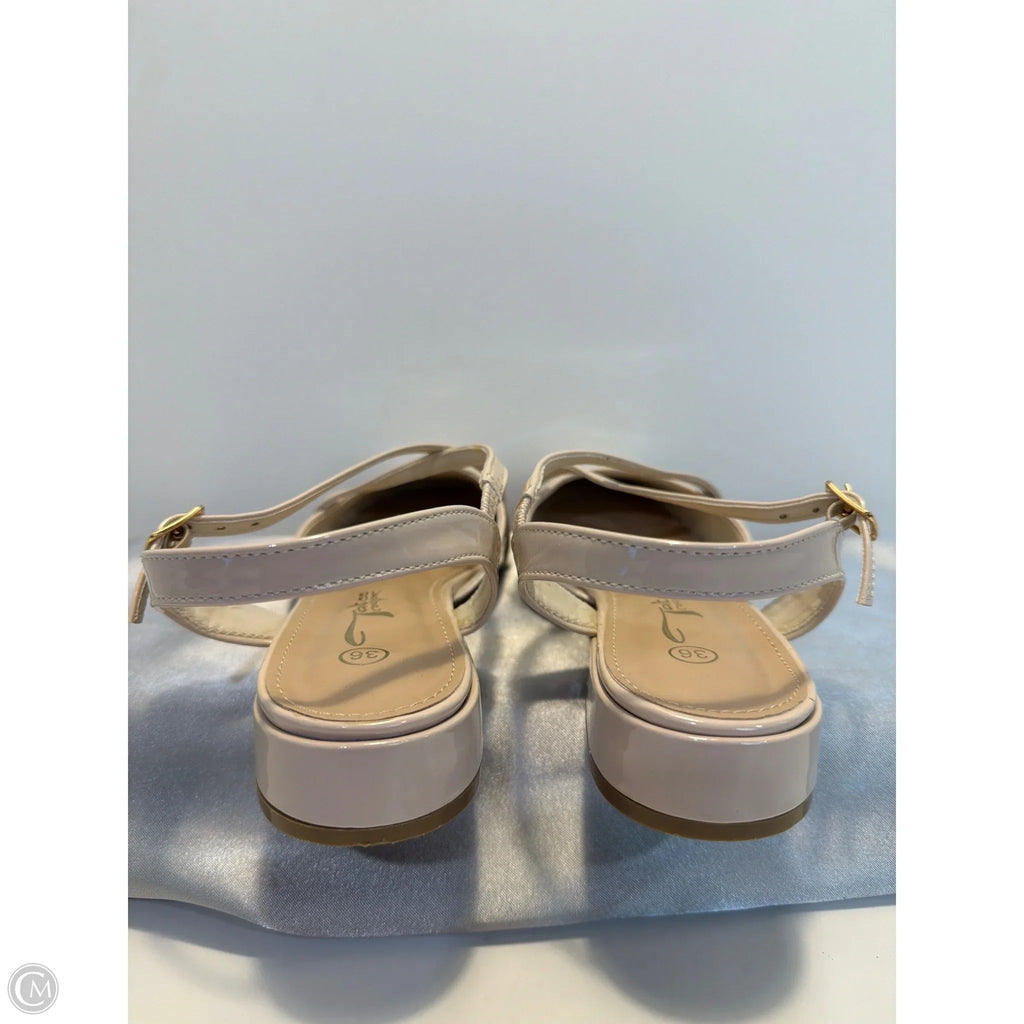 Sandals Flats By Clothes Mentor In Beige, Size: 5.5