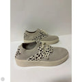 Shoes Sneakers By Clothes Mentor In Beige, Size: 9.5