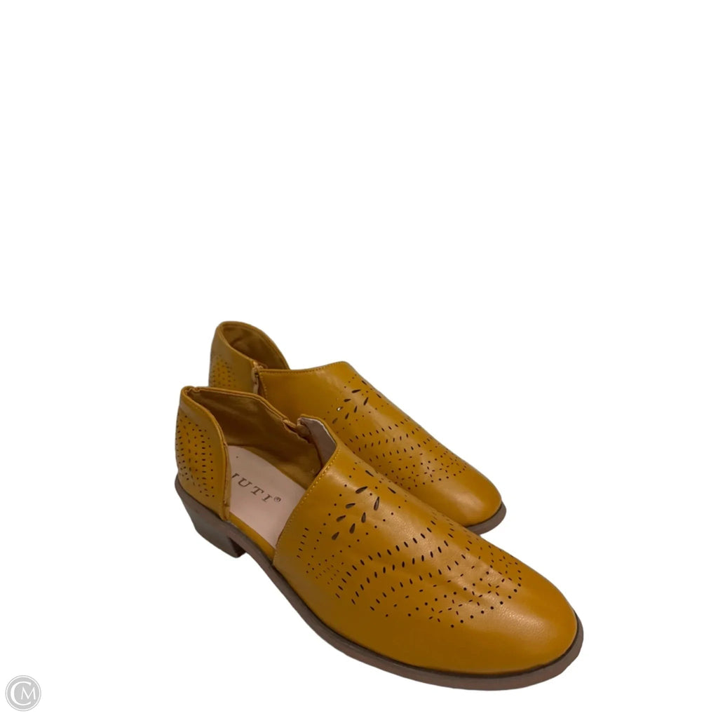 Shoes Flats By Clothes Mentor In Yellow, Size: 11.5