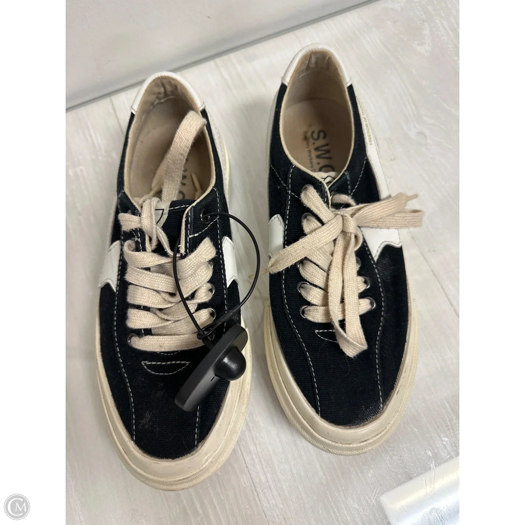 Shoes Sneakers By Clothes Mentor In Black & White, Size: 5.5