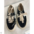 Shoes Sneakers By Clothes Mentor In Black & White, Size: 5.5