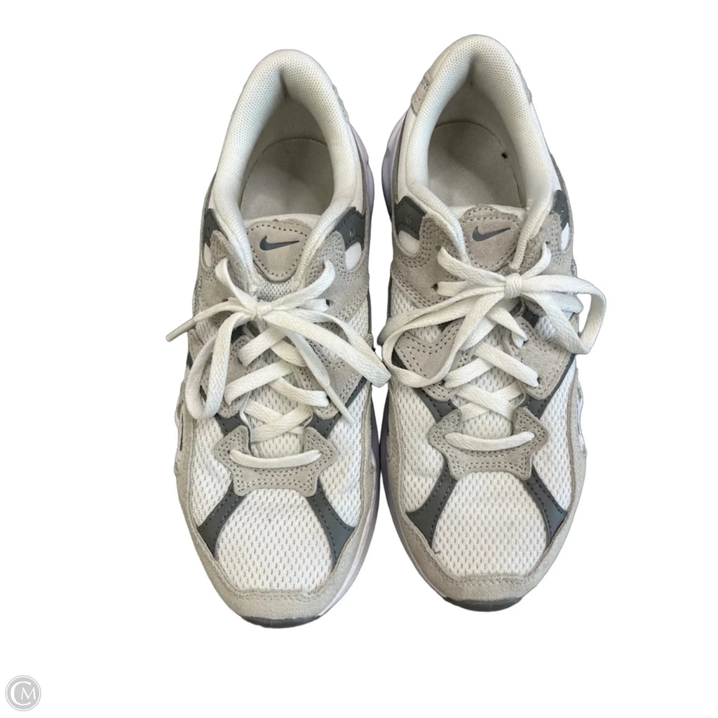 Shoes Athletic By Nike In Grey & White, Size: 6