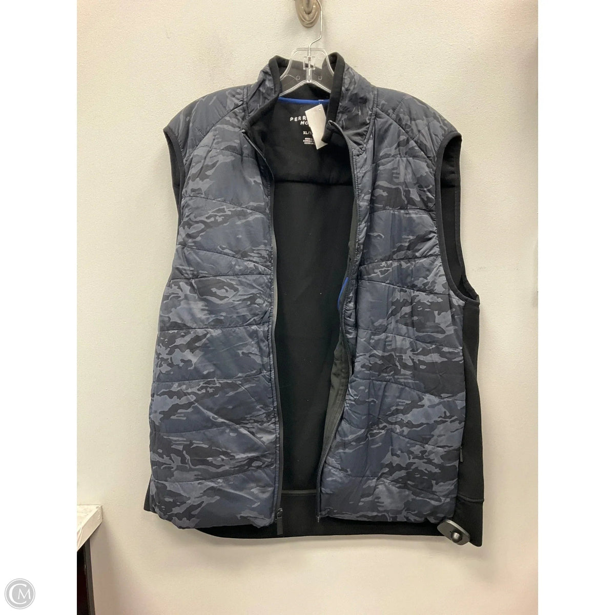 Vest Puffer & Quilted By Perry Ellis In Camouflage Print, Size: Xl