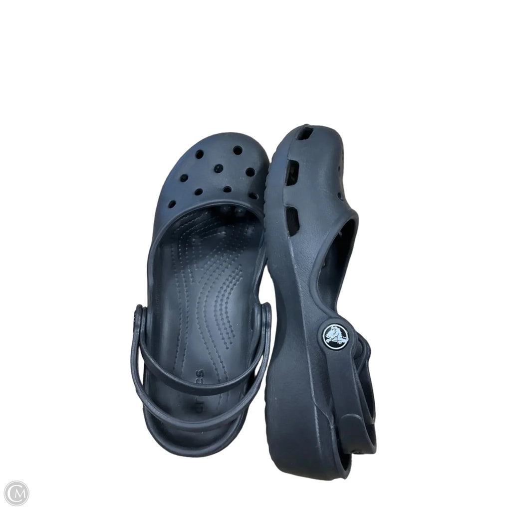 Shoes Flats By Crocs In Black, Size: 6