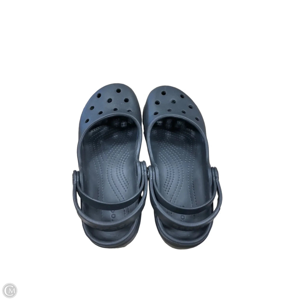 Shoes Flats By Crocs In Black, Size: 6