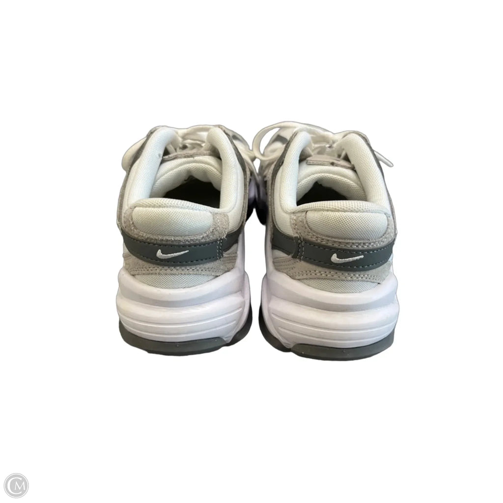 Shoes Athletic By Nike In Grey & White, Size: 6