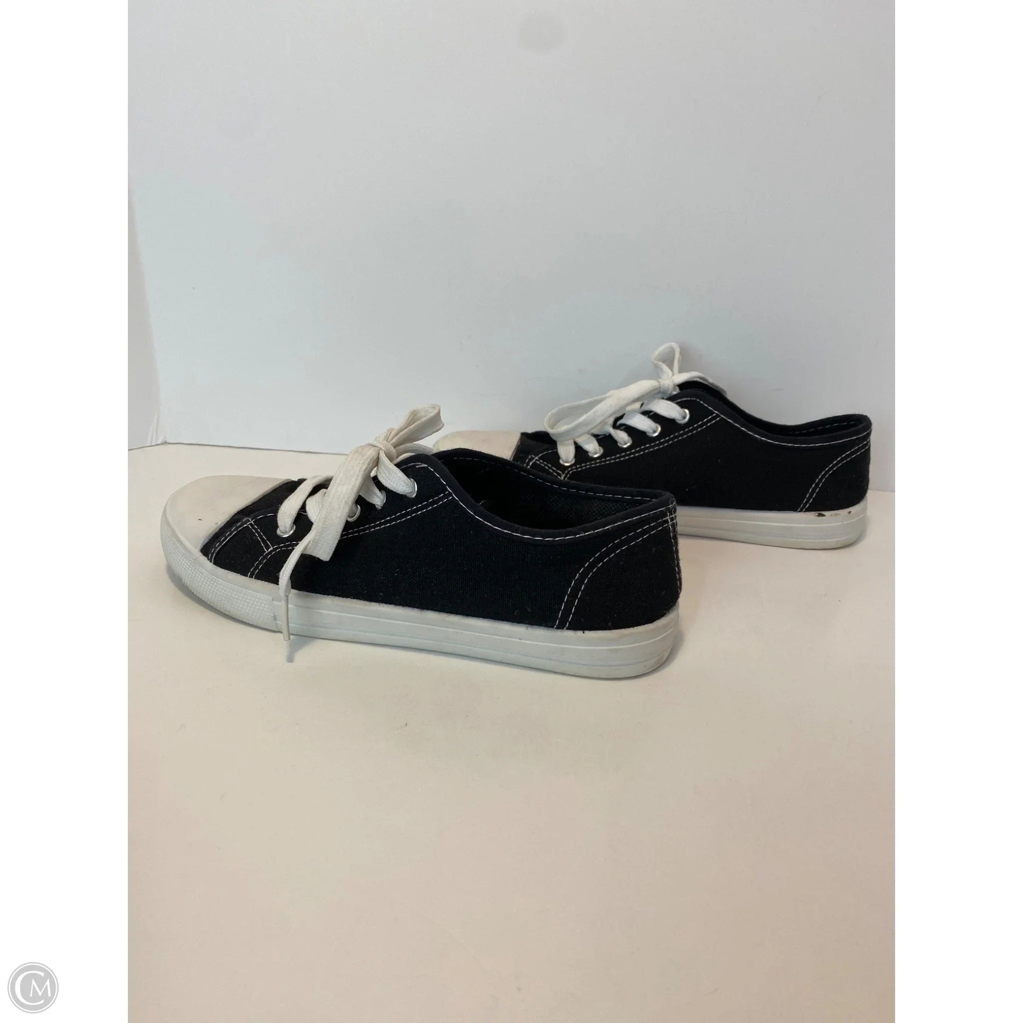 Shoes Sneakers By Clothes Mentor In Black, Size: 7