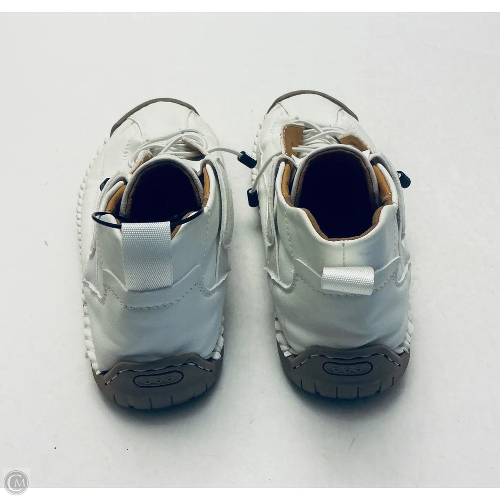 Shoes Sneakers By Clothes Mentor In White, Size: 8.5