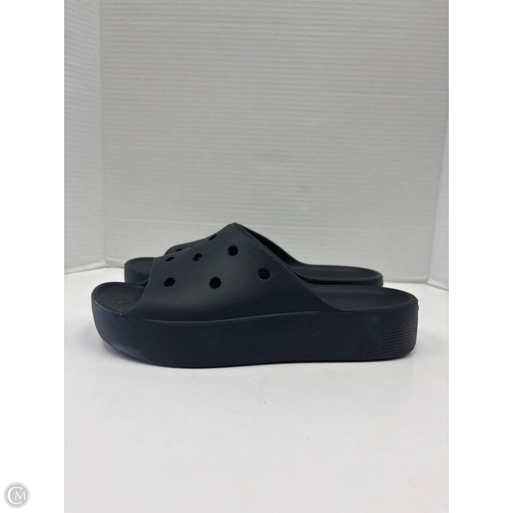 Sandals Flats By Crocs In Black, Size: 8