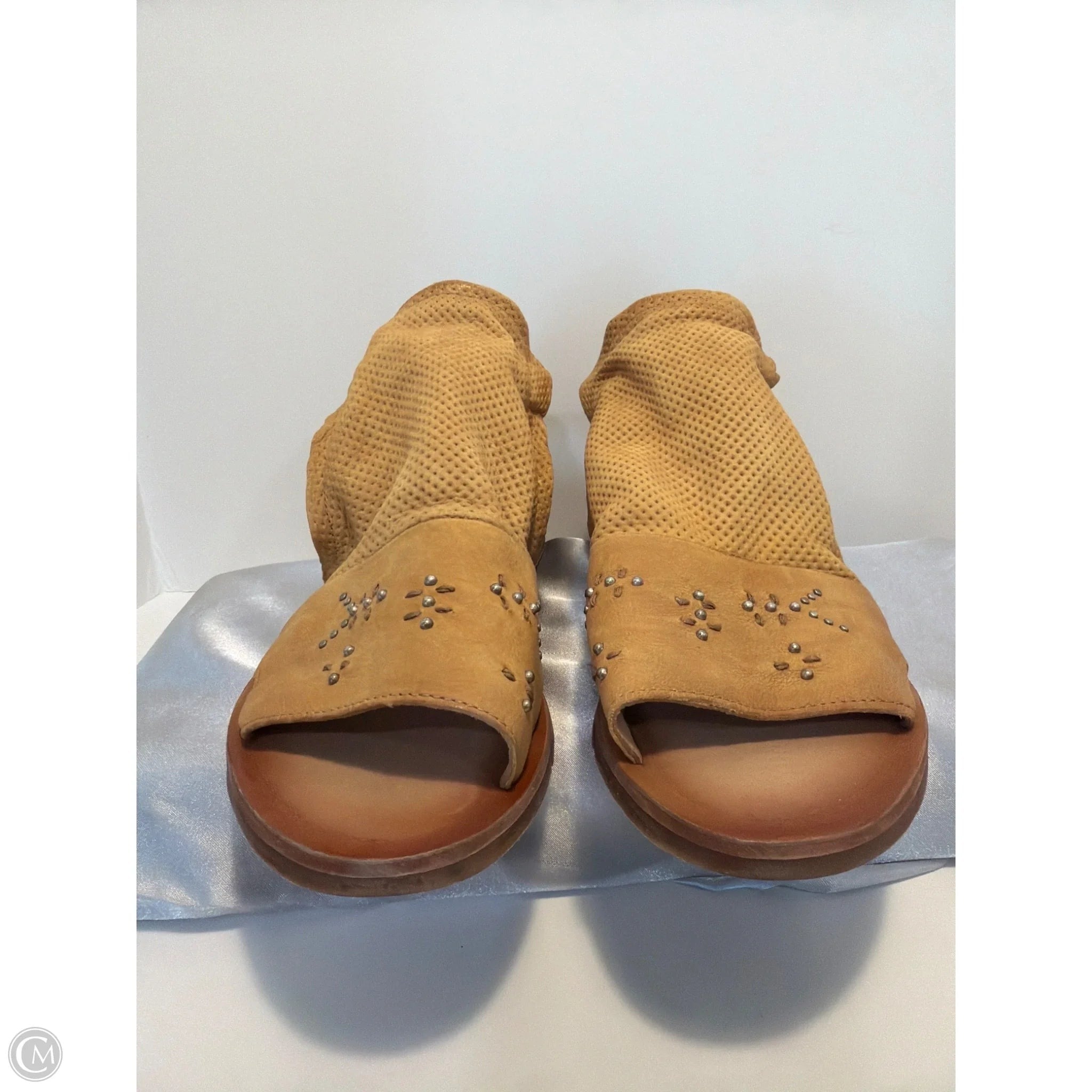 Sandals Flats By Miz Mooz In Tan, Size: 10.5