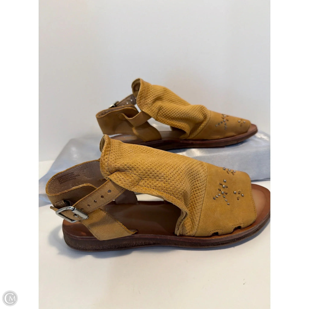 Sandals Flats By Miz Mooz In Tan, Size: 10.5