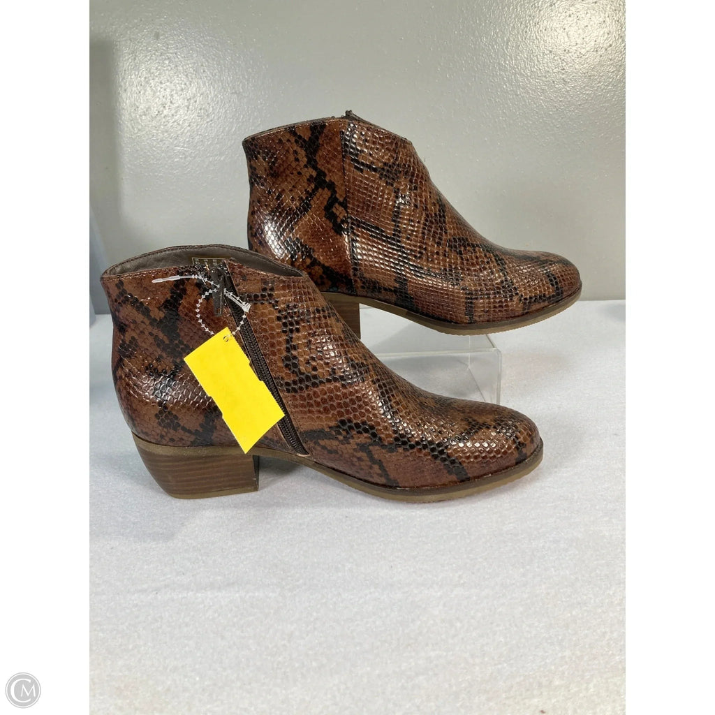 Boots Ankle Flats By Clarks In Snakeskin Print, Size: 8.5