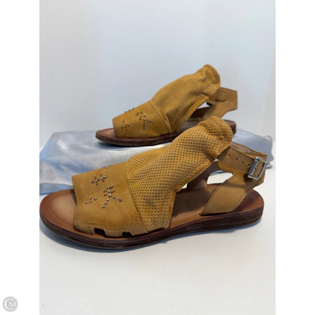 Sandals Flats By Miz Mooz In Tan, Size: 10.5