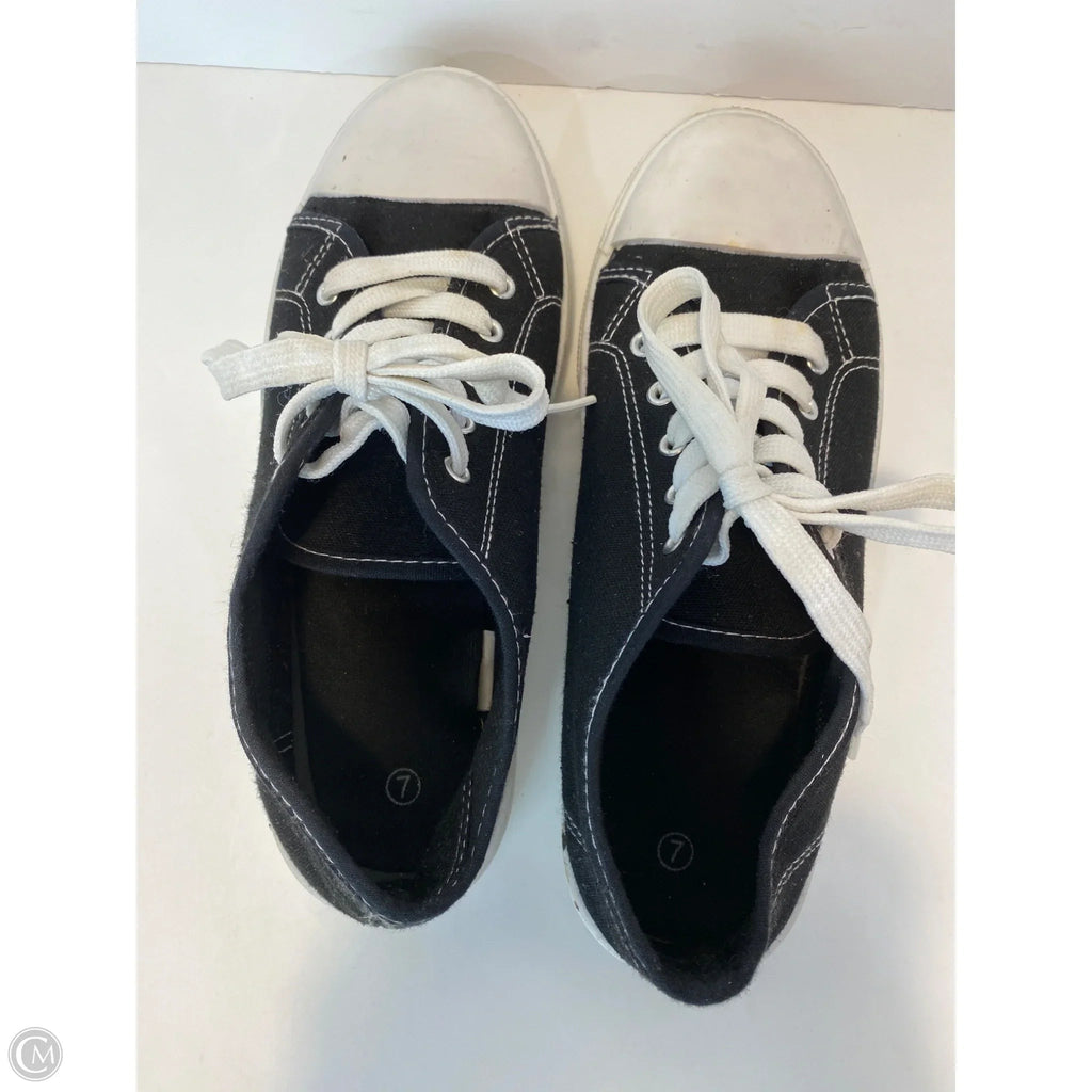 Shoes Sneakers By Clothes Mentor In Black, Size: 7