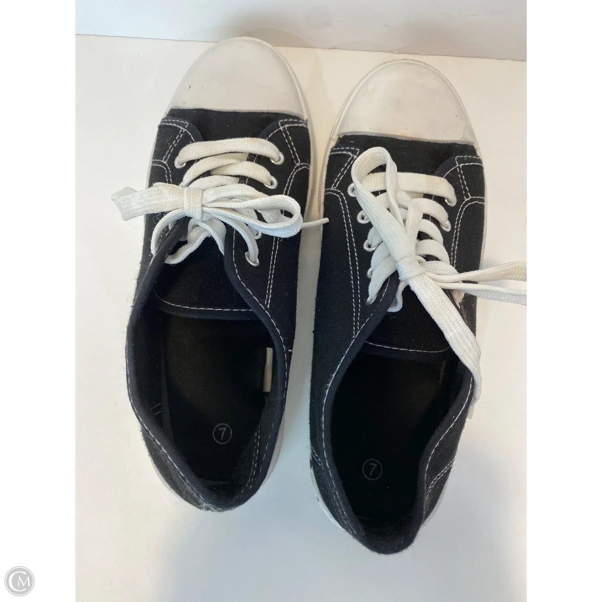 Shoes Sneakers By Clothes Mentor In Black, Size: 7