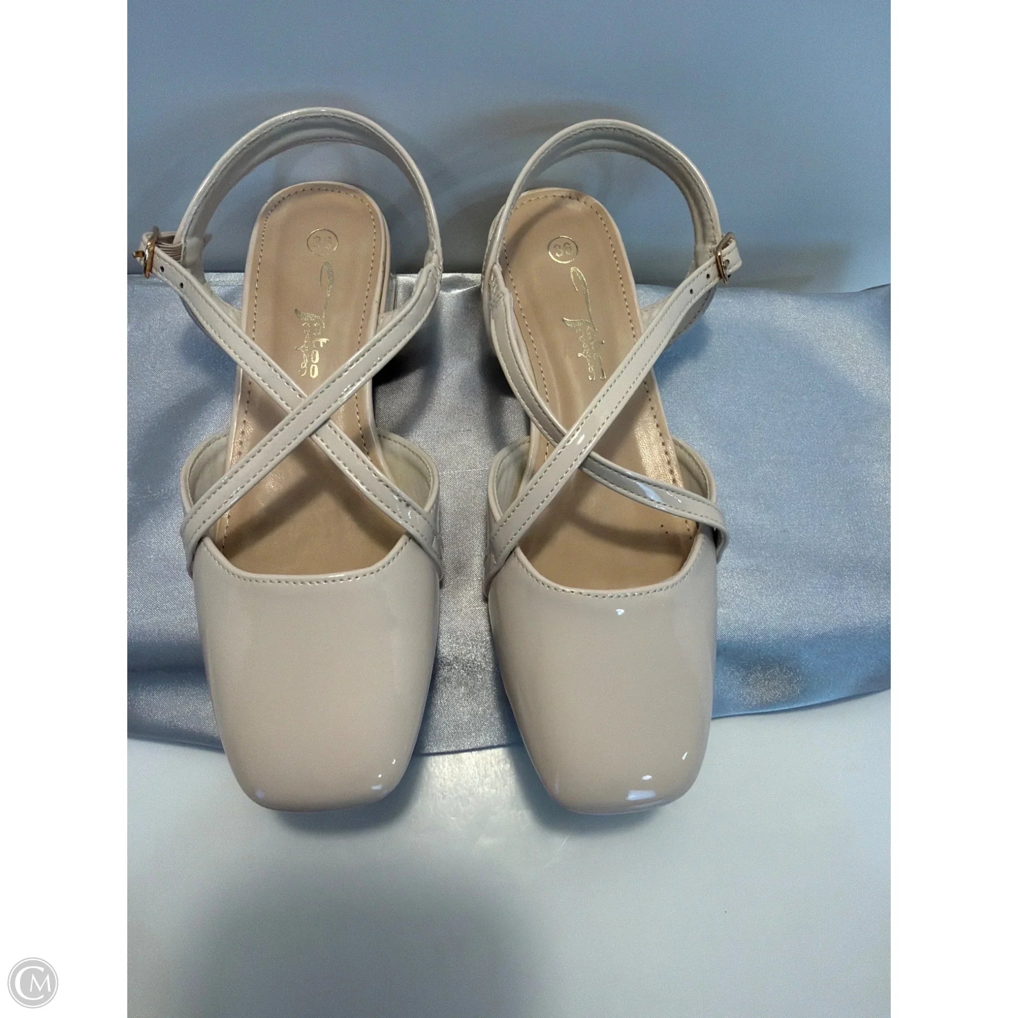 Sandals Flats By Clothes Mentor In Beige, Size: 5.5