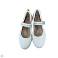 Shoes Flats By Clothes Mentor In Cream, Size: 10