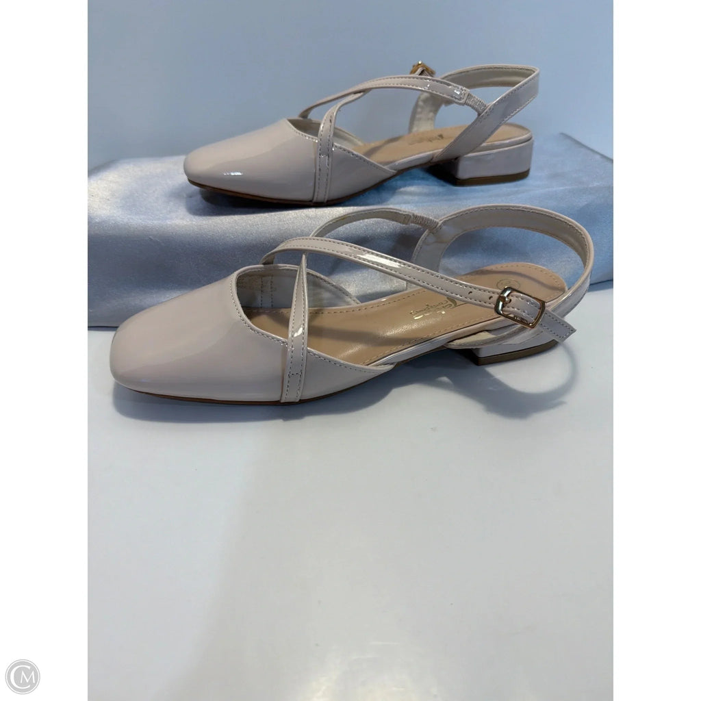 Sandals Flats By Clothes Mentor In Beige, Size: 5.5