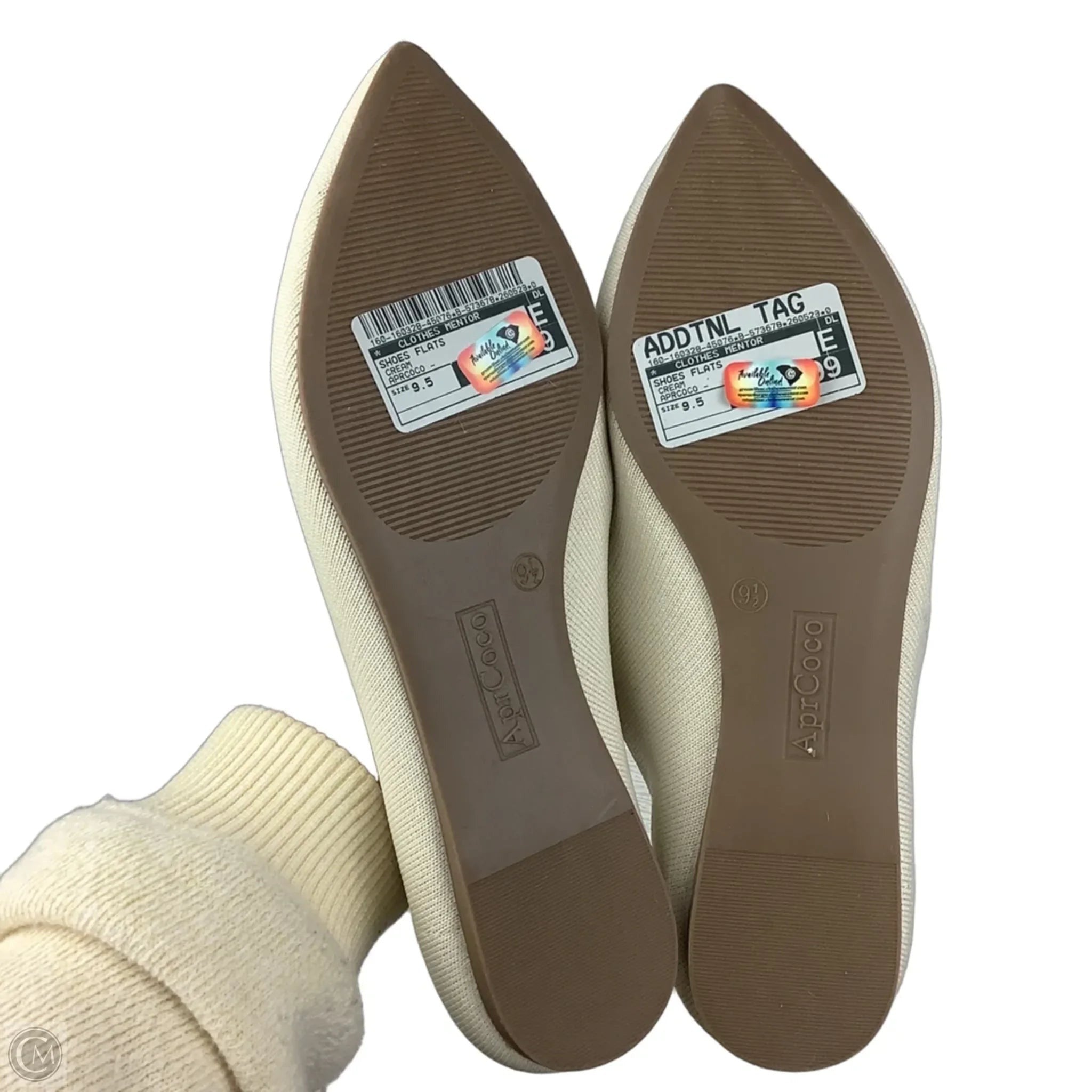 Shoes Flats By Clothes Mentor In Cream, Size: 9.5