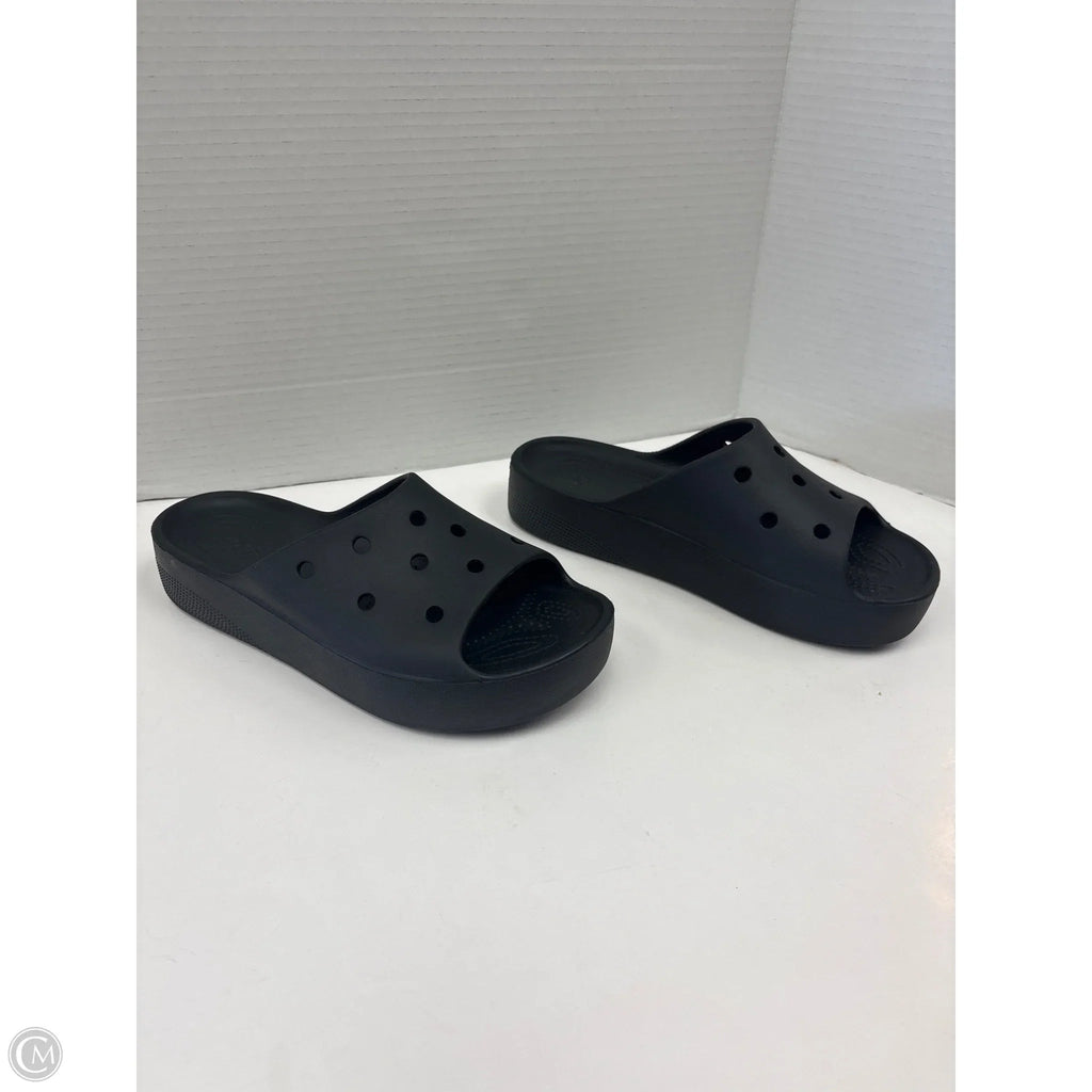 Sandals Flats By Crocs In Black, Size: 8
