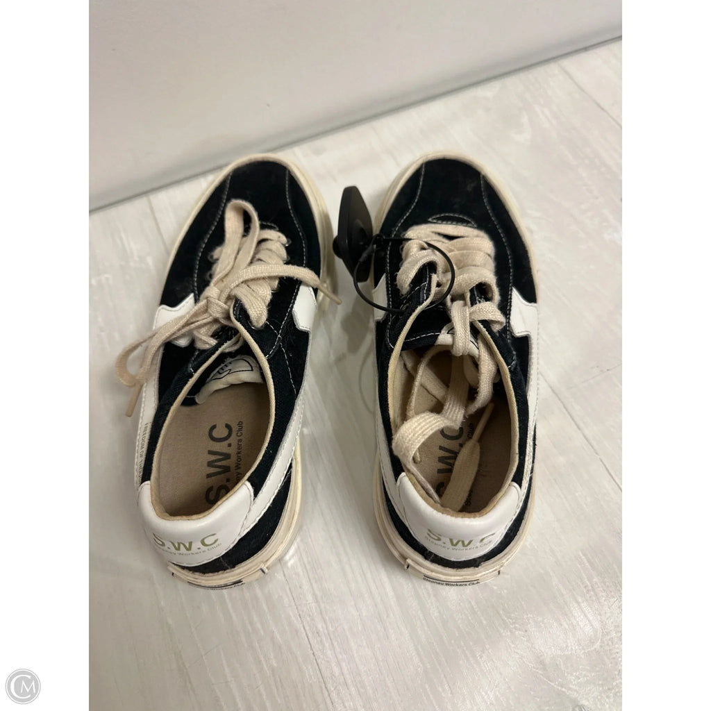 Shoes Sneakers By Clothes Mentor In Black & White, Size: 5.5