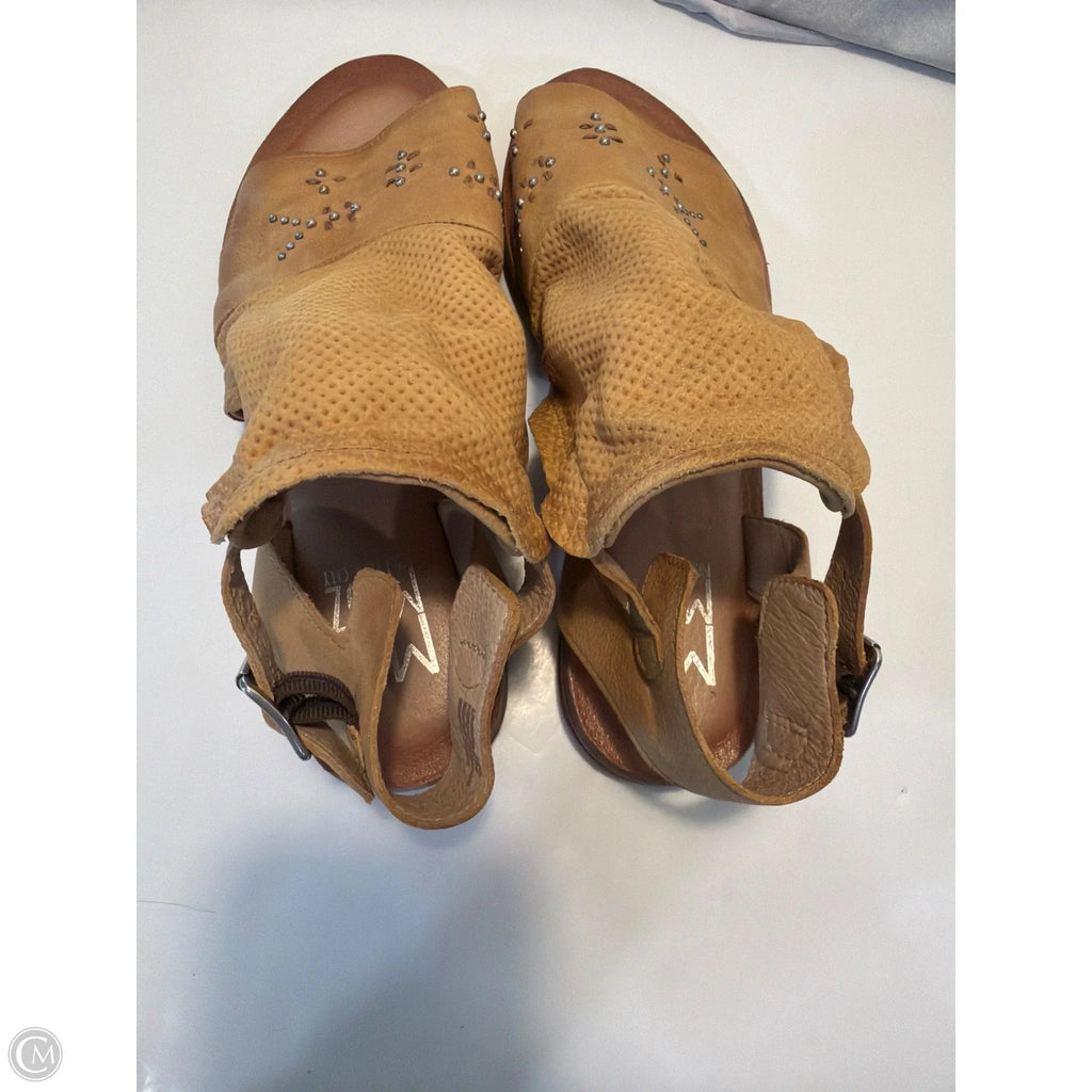Sandals Flats By Miz Mooz In Tan, Size: 10.5