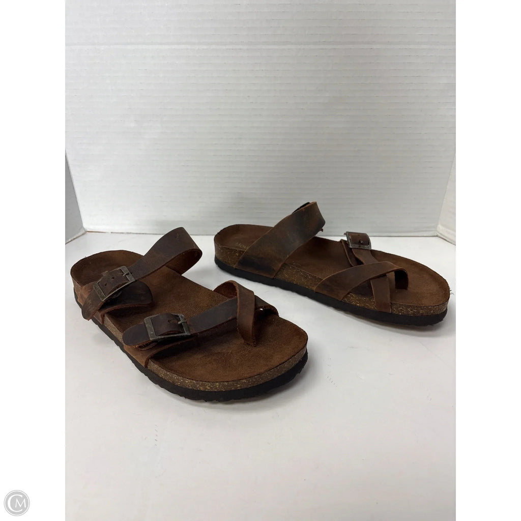 Sandals Flats By Clothes Mentor In Brown, Size: 8