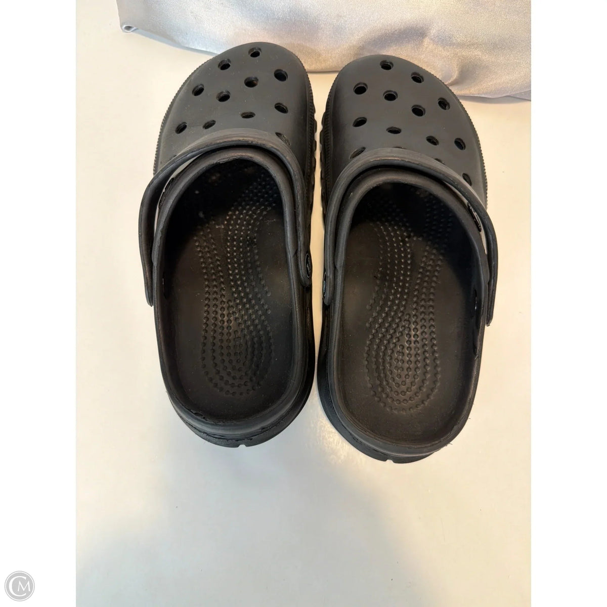 Sandals Flats By Crocs In Black, Size: 8