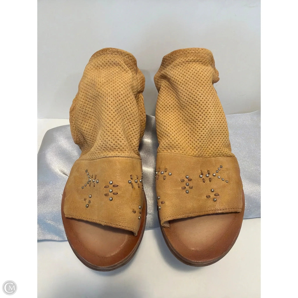 Sandals Flats By Miz Mooz In Tan, Size: 10.5
