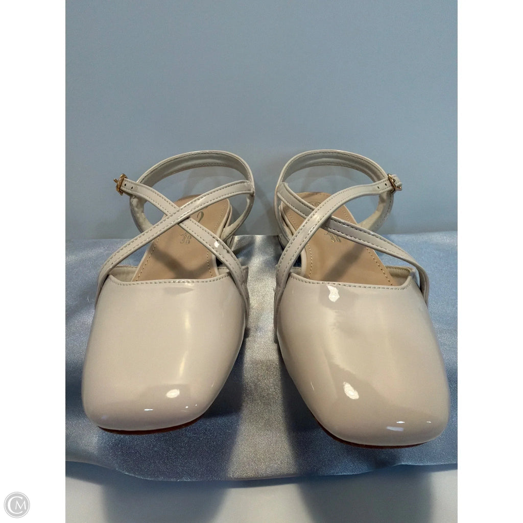 Sandals Flats By Clothes Mentor In Beige, Size: 5.5