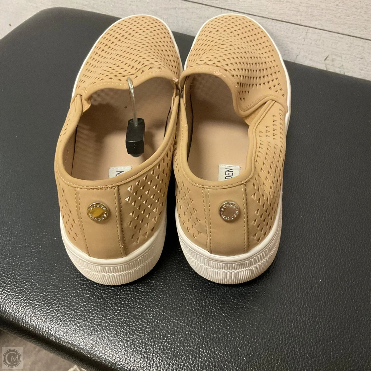 Shoes Flats By Steve Madden In Tan, Size: 10