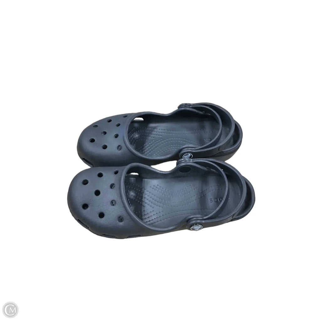 Shoes Flats By Crocs In Black, Size: 6
