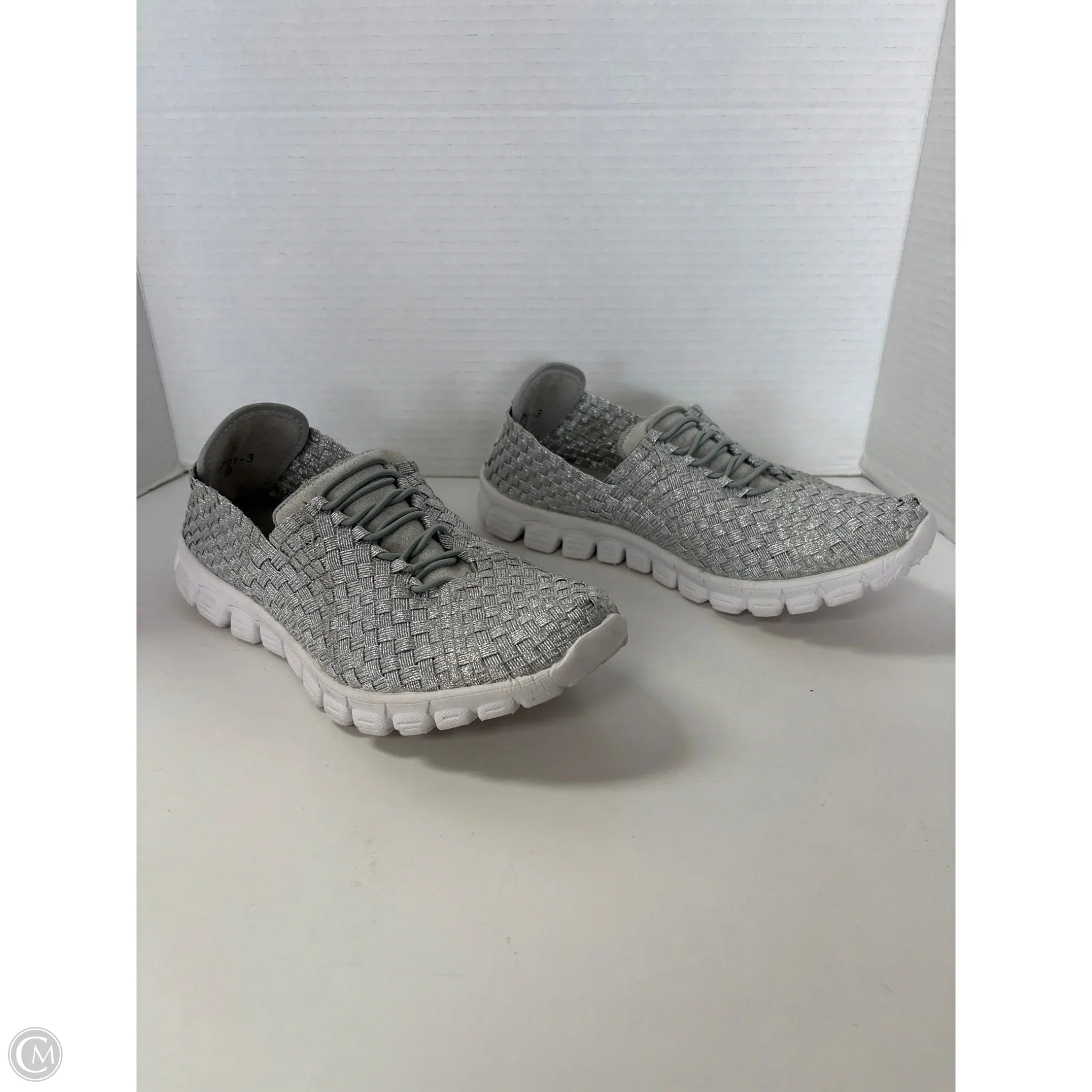 Shoes Athletic By Clothes Mentor In Grey, Size: 9